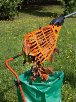 Magic Fly® Leaf Rake -Gardening Supplies 3 4 crop 8611047 05V tif